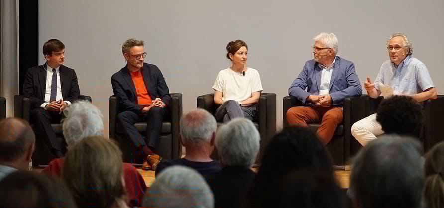 Kontroverse Diskussion auf dem Podium mit Markus Schreiber (Universität Luzern), Giovanni Netzer (Origen Festival Cultural), Sina Schneider (Mountain Wilderness Schweiz), Ruedi Haller (Parc Naziunal Svizzer) und Urs Steiger (Kuratorium FoLAP, Moderation, v. l. n. r.)