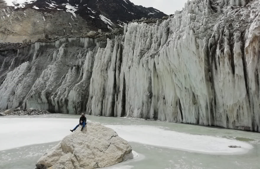 Eisklippe und Teich auf dem Langtang-Gletscher (Nepal)