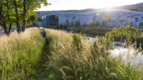 Zone de détente de proximité dans le parc de l’île de la Suze entre le quartier de la Gurzelen et le quartier de Mâche, Bienne.
© Marco Zanoni | Lunax | OFEV
