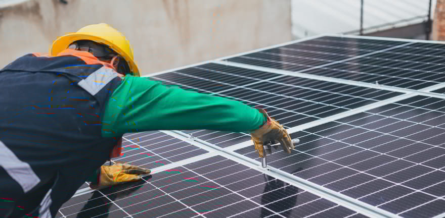 Foto von Los Muertos Crew: https://www.pexels.com/de-de/foto/innovation-erneuerbare-energie-bauarbeiter-umweltfreundlich-8853502/